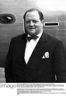 8th July 1954: BBC radio commentator, Richard Dimbleby arrives at London Airport from Rome after breaking his holiday for 24 hours to appear on Radio s Twenty Questions programme. He returns tonight for a further four days holiday.  UnitedArchives01010031