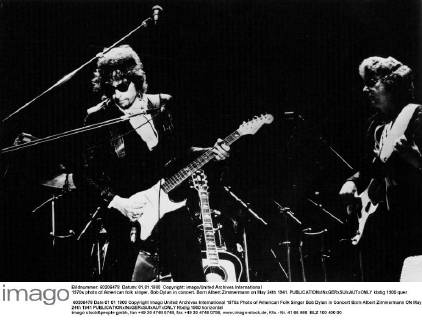 1970s photo of American folk singer, Bob Dylan in concert. Born Albert Zimmermann on May 24th 1941.  UnitedArchives01010266