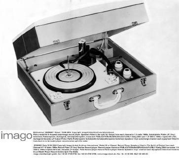 Philco model 64 A 4-speed autochange record player. Speakers fitted in the split lid. Output from each channel is 1.5 watts 1960s, Schallplatte, Platte, LP, Vinyl, Schellack, Plattenspieler, Audiogerät, Schallplattenspieler, historisch  UnitedArchives01013007