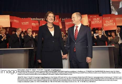 Olaf SCHOLZ (SPD) und links seine Lebensgefährtin Britta ERNST SPD Wahlkampfveranstaltung in Hamburg am 17.02.2011 mit Olaf SCHOLZ, Bundesminister für Arbeit und Soziales