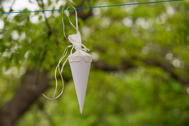 IMAGO Creative: Gesellschaft, Schule, Schulanfang Weimar: Zuckertüten hängen an einer Wäscheleine.