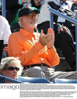 US Open 2013, USTA Billie Jean King National Tennis Center, Flushing Meadows, New York, ITF Grand Slam Tennis Tournament . Schauspieler Sean Connery applaudiert auf der Zuschauer Tribüne,Einzelbild,Halbkörper,Hochformat,VIP, Ehrengast,Feature,