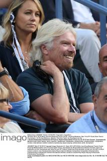 US Open 2013, USTA Billie Jean King National Tennis Center, Flushing Meadows, New York,ITF Grand Slam Tennis Tournament . Sir Richard Branson, dahinter Christine Taylor als Zuschauer auf der Tribuene,Halbkoerper,Hochformat,VIP,Feature,
