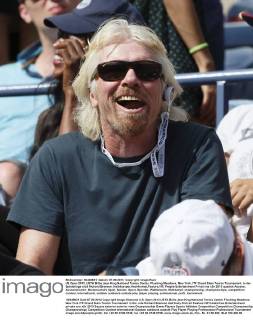 US Open 2013, USTA Billie Jean King National Tennis Center, Flushing Meadows, New York, ITF Grand Slam Tennis Tournament, in der Spielerloge sitzt Richard Branson ,Halbkoerper,Hochformat,Feature,VIP,