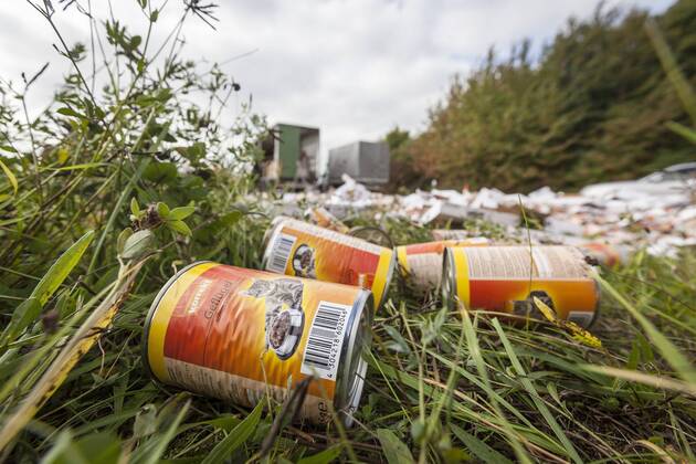 Laster verlor 23 Tonnen Katzenfutter auf A48 Rheinland-Pfalz 23 Tonnen Dosen mit Katzenfutter liegen am Montag (07.10.13) auf der Autobahn 48 (A48) bei Bendorf. Ein Laster verlor die Ladung in einer Kurve. Vermutlich waren die Konservendosen nicht ausreichend gesichert, so die Autobahnpolizei in Montabaur. Die Polizei schätzt den Sachschaden auf rund 50.000 Euro.