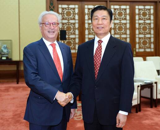 (131030) -- BEIJING, Oct. 30, 2013 (Xinhua) -- Chinese Vice President Li Yuanchao (R) meets with a delegation from the Socialist Group of the European Parliament, headed by Chairman Hannes Swoboda, in Beijing, capital of China, Oct. 30, 2013. (Xinhua Li Tao) (zc) CHINA-BEIJING-LI YUANCHAO-EUROPEAN PARLIAMENTARY DELEGATION-MEETING (CN) 
