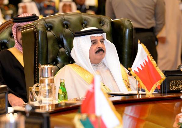 (131211) -- KUWAIT CITY, Dec. 10, 2013 (Xinhua) -- King Sheikh Hamad bin Isa Al-Khalifa of Bahrain attends the 34th Gulf Cooperation Council (GCC) summit in Kuwait-Kuwait City on Dec. 10, 2013. Kuwait Amir Sheikh Sabah Al-Ahmad Al-Jaber Al-Sabah called on the Arab Gulf countries to solve the conflict in Syria, while underlining that inter-GCC cooperation protected the Arab Gulf countries from dangers. (Xinhua Noufal Ibrahim) KUWAIT-KUWAIT CITY-GCC SUMMIT-OPENING 