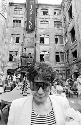 Yoko Ono bei Kunstaktion 37 Räume Yoko Ono besucht eine Ausstellung in der Auguststrasse 4 anl. der Kunstaktion 37 Räume bei britischen Schrottkünstlern), Auguststrasse 4, DEU, Berlin-Mitte, 14.06.1992; Â