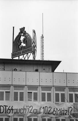 Funkhaus in der Nalepastrasse Rundfunk der DDR, Funkhaus in der Nalepastrasse, Leuchtreklame: Berliner Rundfunk (Transparent für DT64), DEU, Berlin-Köpenick, 23.03.1992;