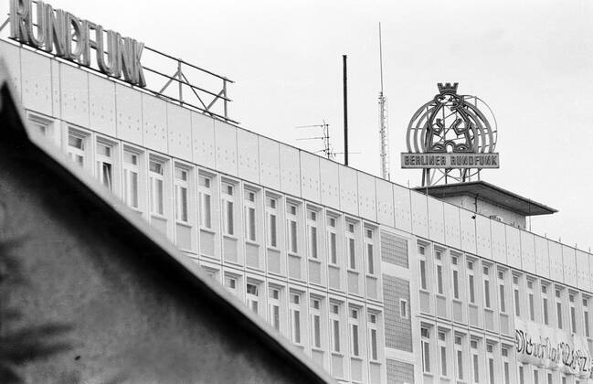 Funkhaus in der Nalepastrasse Rundfunk der DDR, Funkhaus in der Nalepastrasse, Leuchtreklame: Berliner Rundfunk (Transparent für DT64), DEU, Berlin-Köpenick, 23.03.1992;
