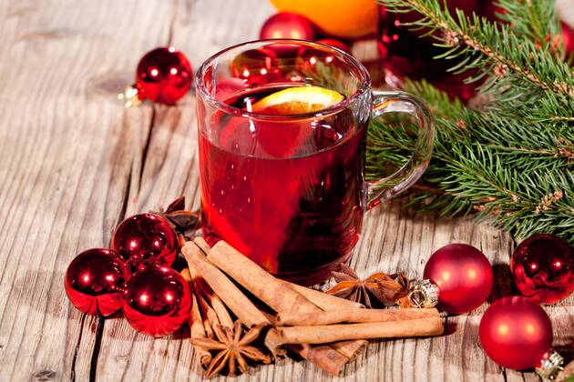 heisser aromatischer glühwein punsch mit orangen und zimt weihnachten winter advent