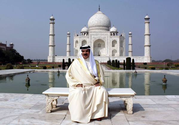 (140220) -- AGRA, Feb. 20, 2014 (Xinhua) -- Bahraini King Hamad bin Isa Al Khalifa poses for photos in front of the majestic Taj Mahal in Agra, India, Feb. 20, 2014. (Xinhua)(ctt) INDIA-AGRA-BAHRAIN-KING-VISIT 