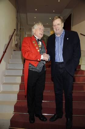 Der Krätzchensänger, Sänger, Moderator Ludwig Sebus (l) und der Moderator Gisbert Baltes (r) aufgenommen am 26.02.2014 in Köln bei der Präsentation der WDR Dokumentation Ludwig Sebus - Der Grandseigneur im Kölner Karneval , die am 02.03.2014 im WDR Fernsehen ausgestrahlt wird.