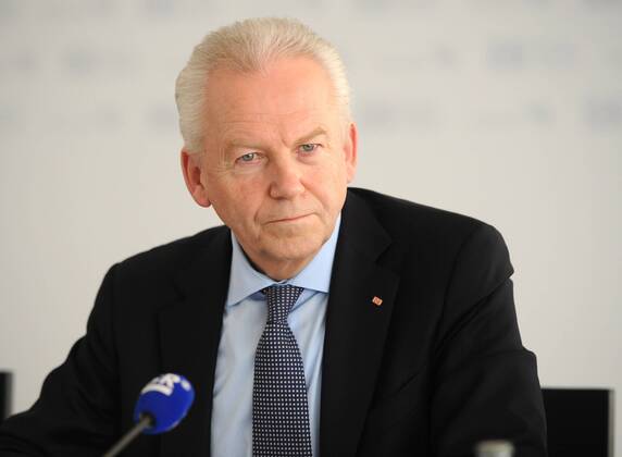 Rüdiger Grube, Vorstandsvorsitzender der Deutschen Bahn AG, besucht am Donnerstag (06.03.2014) die Staatskanzlei des Saarlandes in Saarbrücken zu einer Pressekonferenz. Anlass ist der Bahngipfel der Landesregierung. Im Bild: Bahnchef Rüdiger Grube.