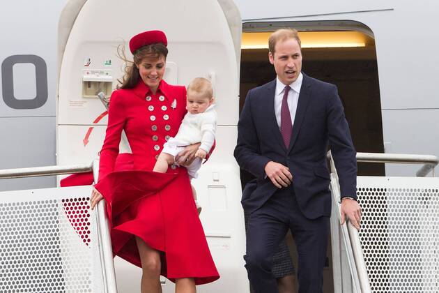 (140407) -- WELLINGTON, April 7, 2014 (Xinhua) -- Britain s Prince William, his wife Catherine, Duchess of Cambridge, and their son Prince George arrive in Wellington April 7, 2014. The royal couple began a 10-day visit to New Zealand on Monday. (Xinhua SNPA David Rowland) NEW ZEALAND-WELLINGTON-BRITISH PRINCE WILLIAM-VISIT 