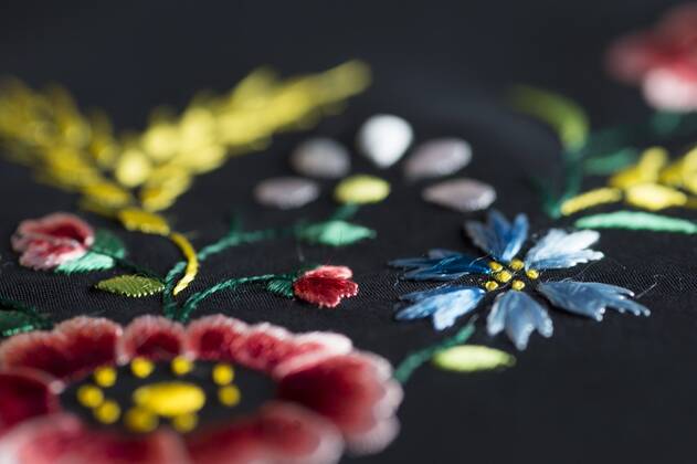 traditionelles Trachtentuch - Detail Stickerei rihe12522