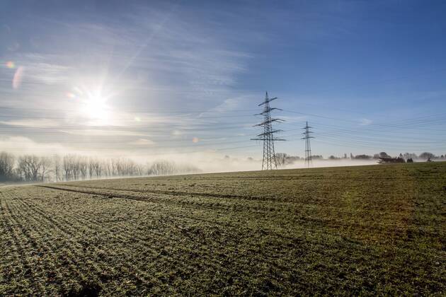 Strommasten, Hochspannungsleitungen, im Morgennebel, bei Bochum-Werne