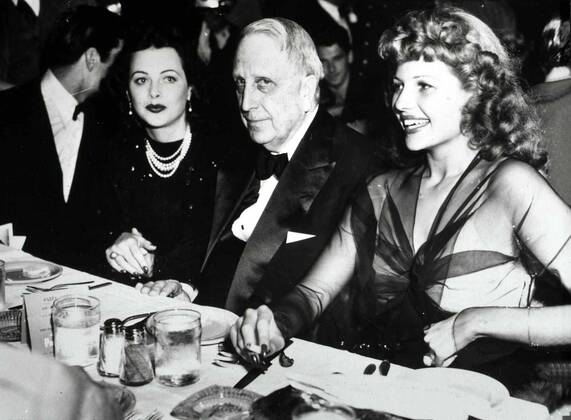 Mit seinem Film machte sich Orson Welles den Zeitungsmogul William Randolph Hearth (mit Rita Hayworth,r) zum Erzfeind. 1995 UnitedArchives01180339