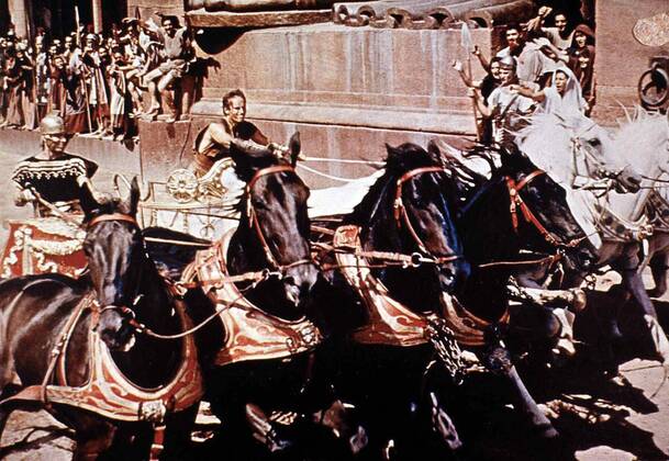 Stephen Boyd, Charlton Heston Zurueck in Jerusalem tritt Ben Hur (Charlton Heston,r) gegen Marsala (Stephen Boyd,l) beim Wagenrennen an. 1959 UnitedArchives01192956