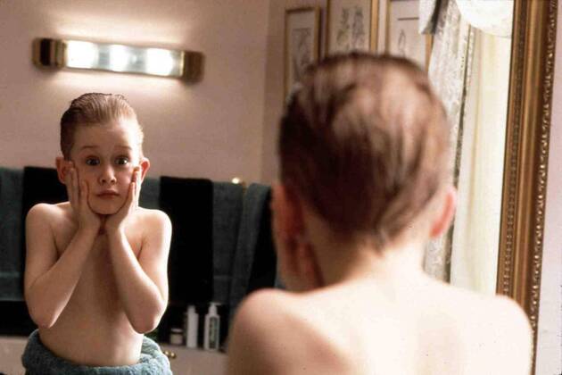 Macaulay Culkin Kevin (Macaulay Culkin) fuehlt sich ganz als Erwachsener. Dazu gehoert auch die morgendliche Rasur .. 1991 UnitedArchives01349101