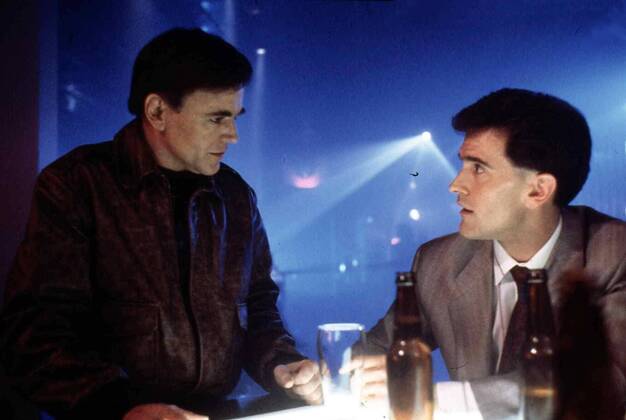 Bruce Campbell, Walter Koenig Waehrend einer Mission auf dem Mond entdecken die beiden NASA-Astronauten Marty Tanner (Bruce Campbell, l) und Jason Grant (Walter Koenig) eine alte Weltraumstation, die auf ausserirdische Wesen hindeutet. 1989 UnitedArchives01354542