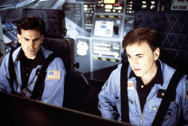 Walter Koenig, Bruce Campbell Dort schluepft aus der Huelle ein gemeiner kleiner ausserirdischer Cyborg. Langsam wird Jason (Walter Koenig, l) und Marty (Bruce Campbell) klar, was sie getan haben. 1989 UnitedArchives01354544