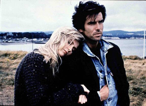 Alison Doody, Pierce Brosnan Als er bei einem Pubbesitzer die ueberfaelligen Raten kassieren will, lernt er die Bardame Charlotte (Alison Doody) kennen. 1988 UnitedArchives01366463