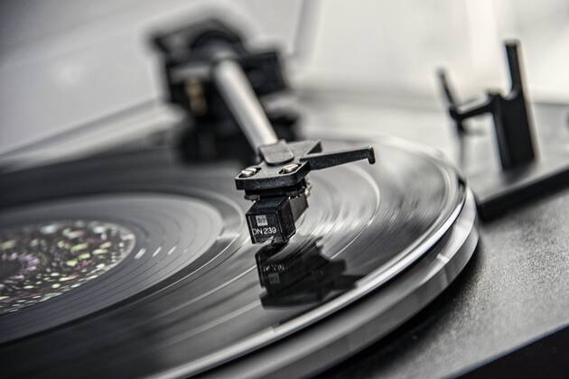 Detailaufnahme Plattenspieler, Tonarm, Vinyl, Schallplatten, Platten, Langspielplatten, LP, Dual, Musik, Record, Retro, Nostalgie, Tonträger