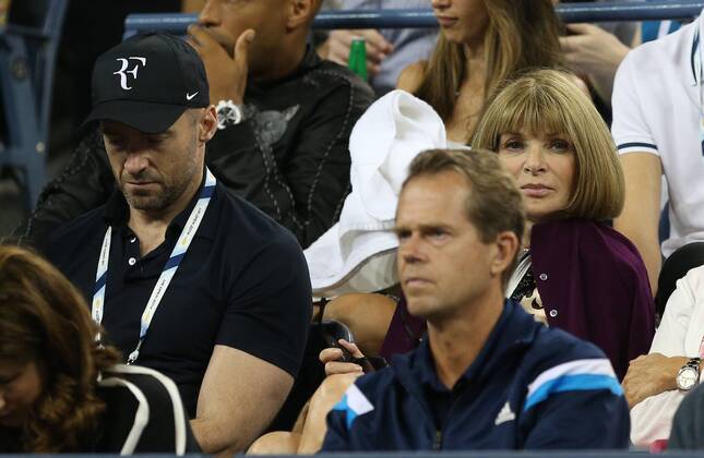 US Open 2014, USTA Billie Jean King National Tennis Center, Flushing Meadows, New York, ITF Grand Slam Tennis Tournament,Team Roger Federer in der Spieler Loge. vorne in der Unschärfe Stefan Edberg, dahinter sitzt Anna Wintour (ohne Sonnenbrille) und und neben ihr mit Kappe Schauspieler Hugh Jackman, Halbkörper,Querformat,