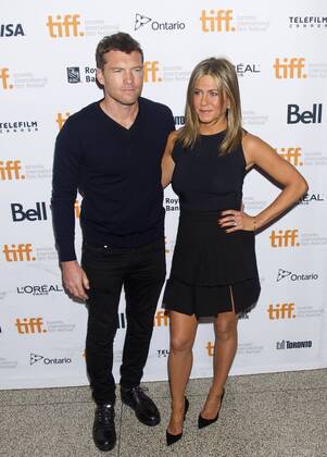 Actor Sam Worthington (L) and actress Jennifer Aniston pose for photos before the premiere of the film Cake at Elgin Theatre during the 39th Toronto International Film Festival in Toronto, Canada, Sept. 8, 2014. ) CANADA-TORONTO-INTERNATIONAL FILM FESTIVAL-FILM FOXCATCHER ZouxZheng 