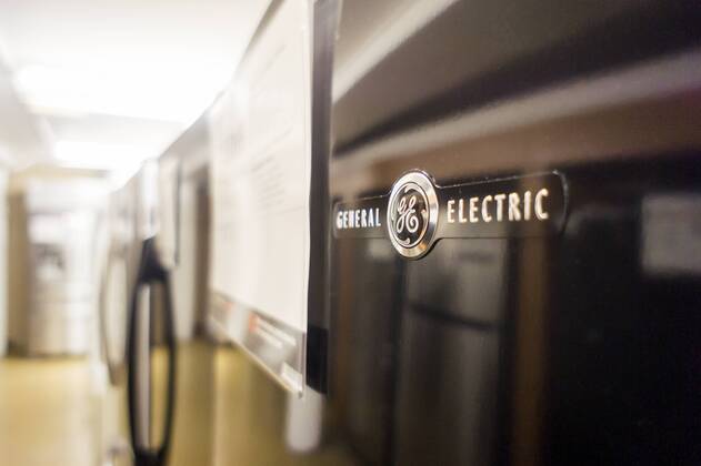 Unternehmen: General Electric Electrolux to buy GE home appliance division A General Electric refrigerator in a Home Depot in New York is seen on Monday, September 8, 2014. The Swedish manufacturer Electrolux will acquire the General Electric home-appliance division in a deal worth $3.3 billion. Electrolux brands include Frigidaire and the combined companies will compete with the Whirlpool Corp. Electrolux will retain the GE Appliances brand which has phenomenal name recognition. (  RICHARDxB.xLEVINE
