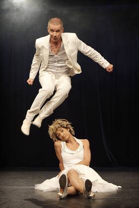 drama-berlin.de 08.09.2014 TIPI - Das Zelt am Kanzleramt, Berlin SECHSMINUTEN , Show von und mit Ursus und Nadeschkin, Regie: Tom Ryser, Premiere in Berlin am 09.09.2014. Szene mit Nadja Sieger (aka Nadeschkin) und Ursus Wehrli (aka Ursus). TIPI - Das Zelt am Kanzleramt, Berlin SECHSMINUTEN , show by and with Ursus and Nadeschkin, directed by Tom Ryser, opening in Berlin September 09, 2014. Scene with Nadja Sieger (aka Nadeschkin) and Ursus Wehrli (aka Ursus). Barbara Braun drama-berlin.de