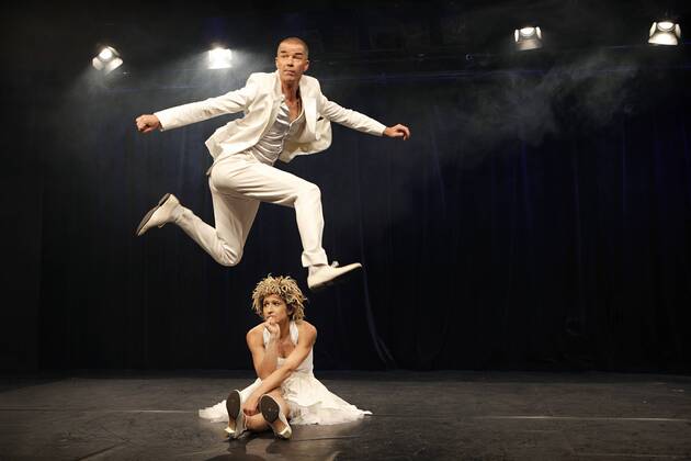 drama-berlin.de 08.09.2014 TIPI - Das Zelt am Kanzleramt, Berlin SECHSMINUTEN , Show von und mit Ursus und Nadeschkin, Regie: Tom Ryser, Premiere in Berlin am 09.09.2014. Szene mit Nadja Sieger (aka Nadeschkin) und Ursus Wehrli (aka Ursus). TIPI - Das Zelt am Kanzleramt, Berlin SECHSMINUTEN , show by and with Ursus and Nadeschkin, directed by Tom Ryser, opening in Berlin September 09, 2014. Scene with Nadja Sieger (aka Nadeschkin) and Ursus Wehrli (aka Ursus). Barbara Braun drama-berlin.de