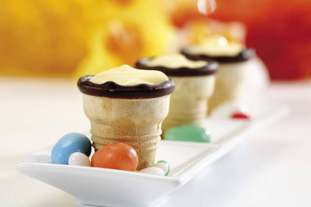 Waffle cups with cream in a row  05531CS-U