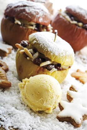 Baked apples with vanilla ice cream  06618CS-U