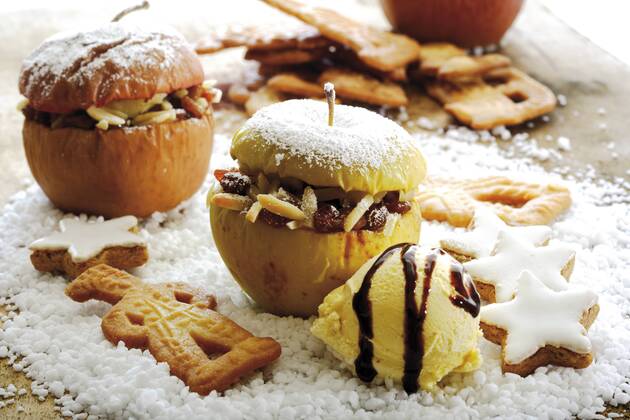 Baked apples with vanilla ice cream  06619CS-U