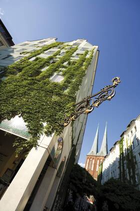IMAGO Creative: Architektur in Berlin Germany, Berlin, Nikolaiviertel, Ivy on house wall, low angle view  09417CS-U