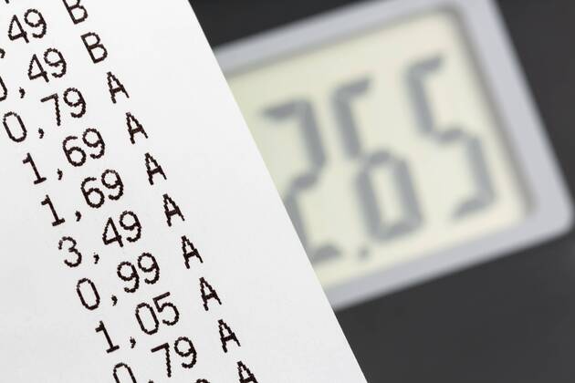 Shopping receipt with calculator, close up  EJWF000174
