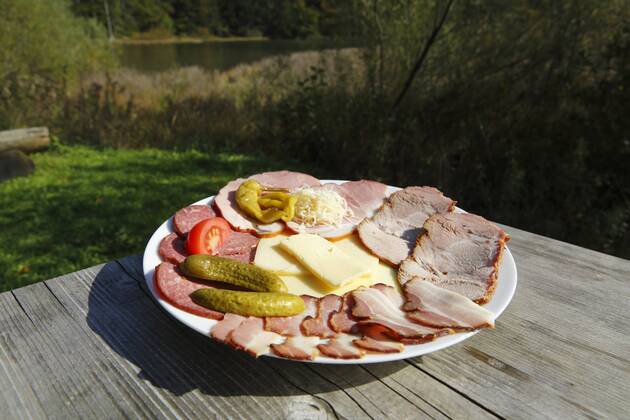 IMAGO Creative, Food, Brotzeit Austria, Upper Austria, Brettljause in plate on wooden table at Taferlklause  SIEF002912