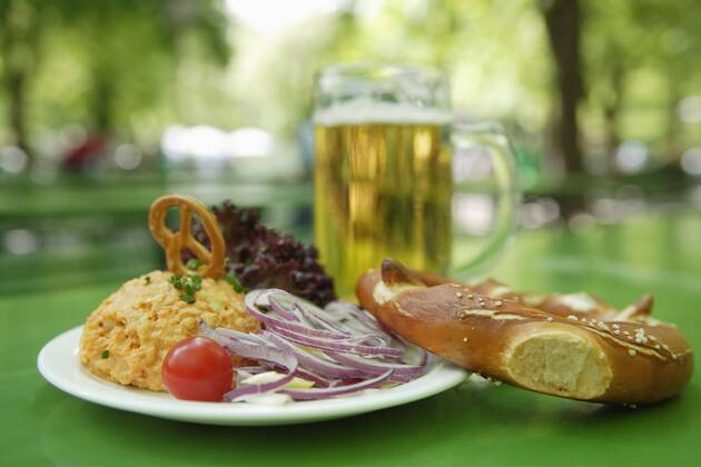 IMAGO Creative, Food, Brotzeit Germany, Bavaria, Munich, Vegetarian dish with mug of beer, close up  TCF002610