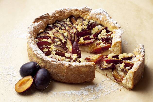 IMAGO Creative, Herbst, Food, Pflaumenkuchen Plum cake on baking paper, studio shot  CSF020147
