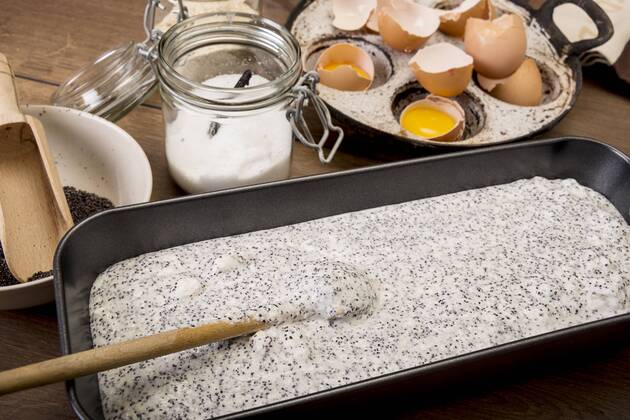 IMAGO Creative: Food, Mohn Cake pan of dough for poppy seed cake on wooden table  CSTF000065