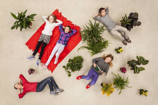 Children relaxing in park model released Symbolfoto  BAEF000725