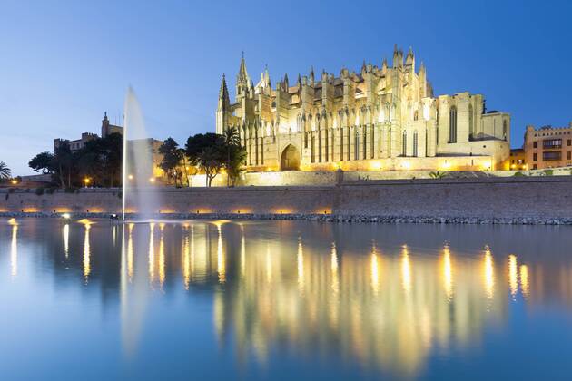 Spain, Balearic Islands, Mallorca, Palma de Mallorca, La Seu Cathedral in the evening light  MSF004308