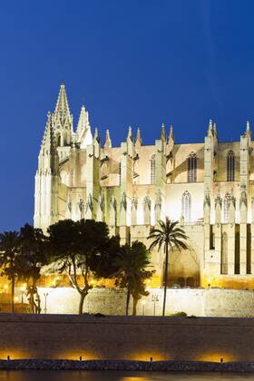 Spain, Balearic Islands, Mallorca, Palma de Mallorca, La Seu Cathedral in the evening light  MSF004309