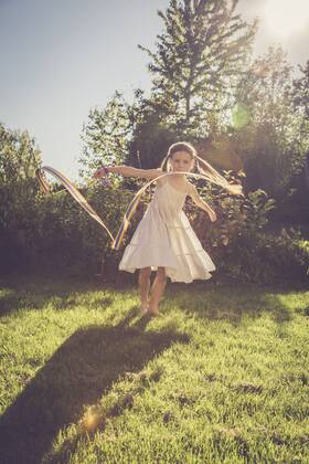 Little girk playing with fitness band in the garden model released Symbolfoto  SARF000925