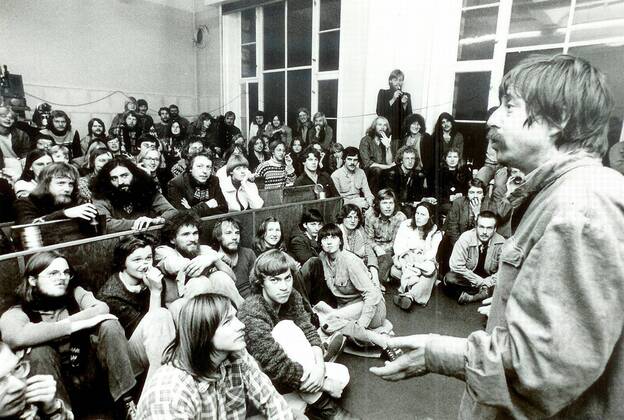 Der aus der DDR ausgebürgerte Liedermacher Wolf Biermann bei einem Solidaritätsbesuch in der besetzten Göttinger Augenklinik im Anschluss an sein Göttingen-Konzert im Herbst 1979 (Aufnahmedatum geschätzt).