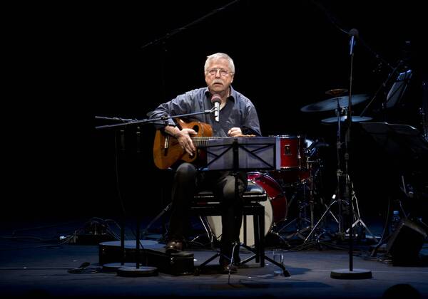 Wolf Biermann - Festkonzert Mauerfall DEU, Deutschland, Germany, Berlin, 08.10.2014 Wolf Biermann, Schriftsteller und Liedermacher, waehrend seines Auftritts mit dem Zentralquartett im Berliner Ensemble anlaesslich vom Festkonzert zum Gedenken an den Mauerfall vor 25 Jahren in Berlin. Am 09. November 2014 findet zugleich der 25. Jahrestag zum Fall der Mauer statt. Wolf Biermann, song writer, during a festival concert with Zentralquartett the in memory of the Fall of the Berlin Wall 25 years ago at the Berliner Ensemble in Berlin. On 09 November 2014 will be the celebrations of 25 years Fall of the Berlin Wall.