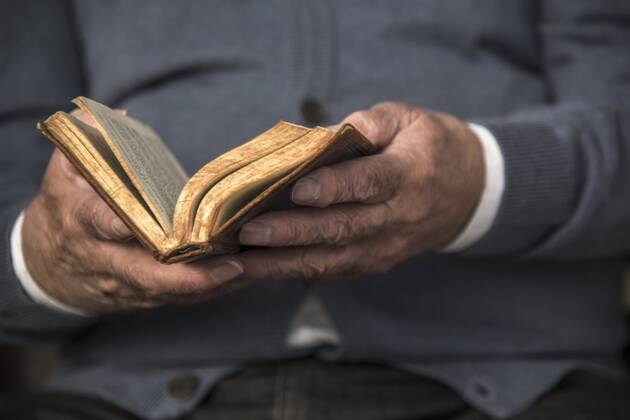 Senior man reading book model released Symbolfoto  UUF002675