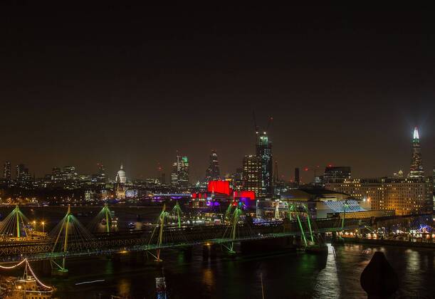 01.01.2015 , London GB Great Britain England, Feuerwerk zum Jahreswechsel Silvester Sylvester Silvesterfeuerwerk Sylvesterfeuerwerk , NYE , New Years Eve Evening , London Themse River Eye Wheel Riesenrad Stadt Metropole 2015 Skyline Bridge